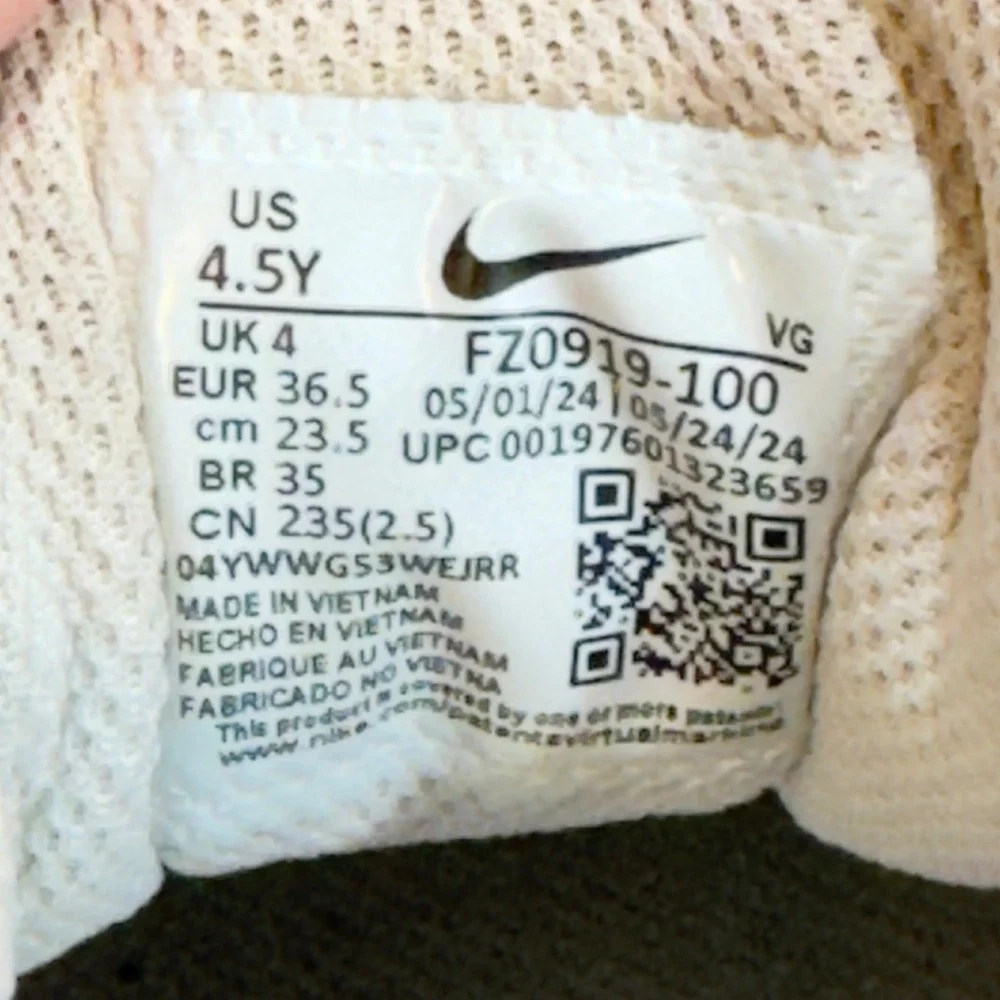 1408 | Nike Hyperdiamond 4 Keystone Softball Cleats White Black Kids 1.5Y